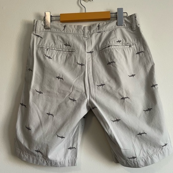 Men’s Old Navy Shark Print Shorts~Size 29 - Picture 8 of 10